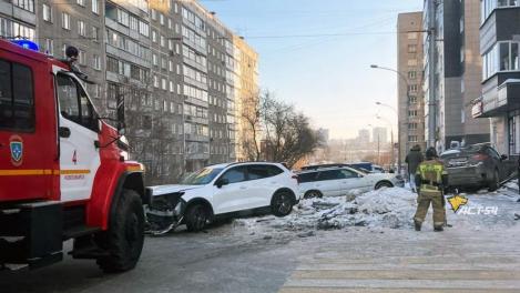 В Новосибирске автомобиль BMW после столкновения вылетел на тротуар и врезался в дом