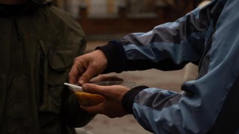 Бывший военный потерял жильё и ночует на вокзале в Новосибирске