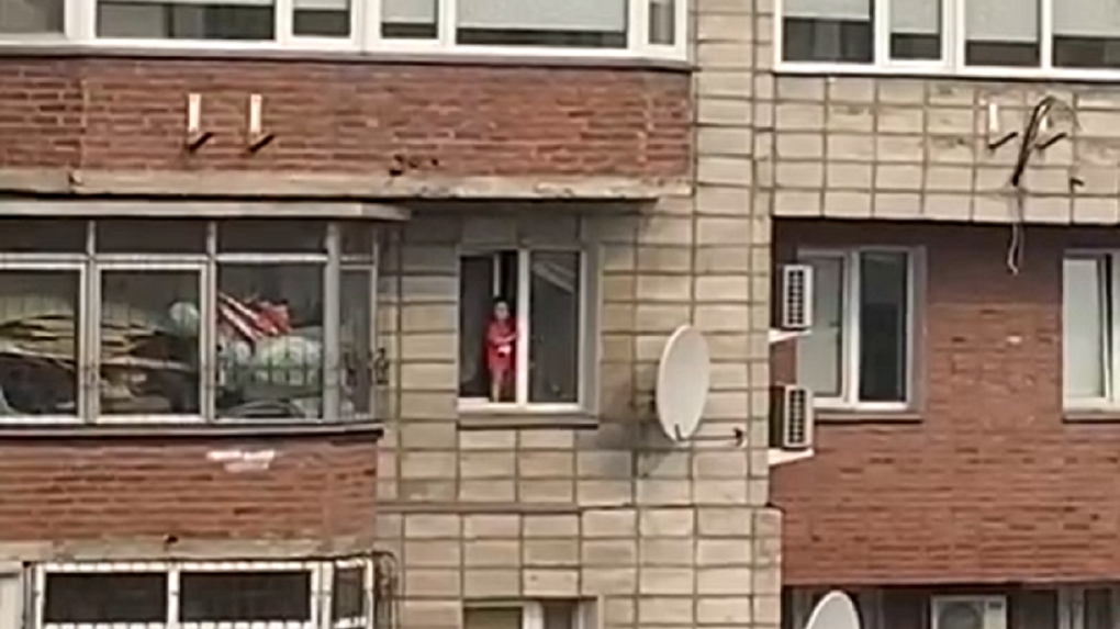 Опасные игры на смертельной высоте: в Омске малыши вылазят из окна и гуляют по подоконнику. Шокирующие кадры