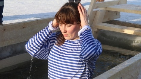 Омские «моржи» открыли сезон на «Зелёном острове»