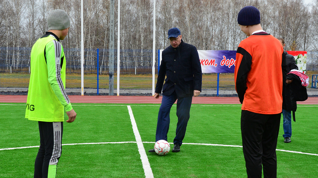 Врио губернатора Бурков под дождем сыграл в футбол на открытии мини-стадиона в Таре