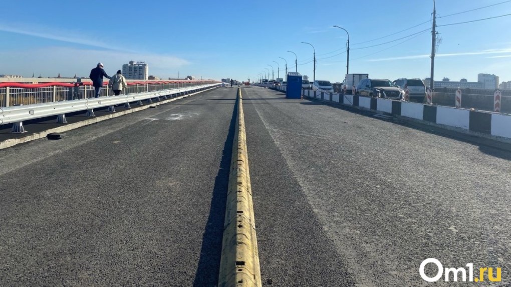 Омичи стали быстрее проезжать по Ленинградскому мосту после открытия одной из сторон