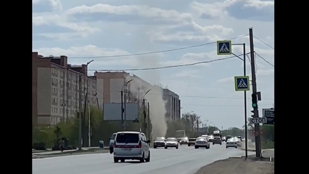 Смерч на улицах Омска засняли очевидцы