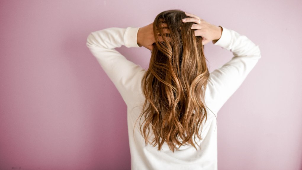 Могут ли волосы выпасть от стресса? Омский дерматолог рассказала о здоровье кожи головы