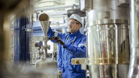 Лучший специалист по охране труда работает на омском катализаторном заводе
