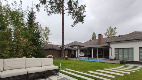 Под Новосибирском выставили на продажу одноэтажный дом с прозрачной стеной за 38 млн рублей