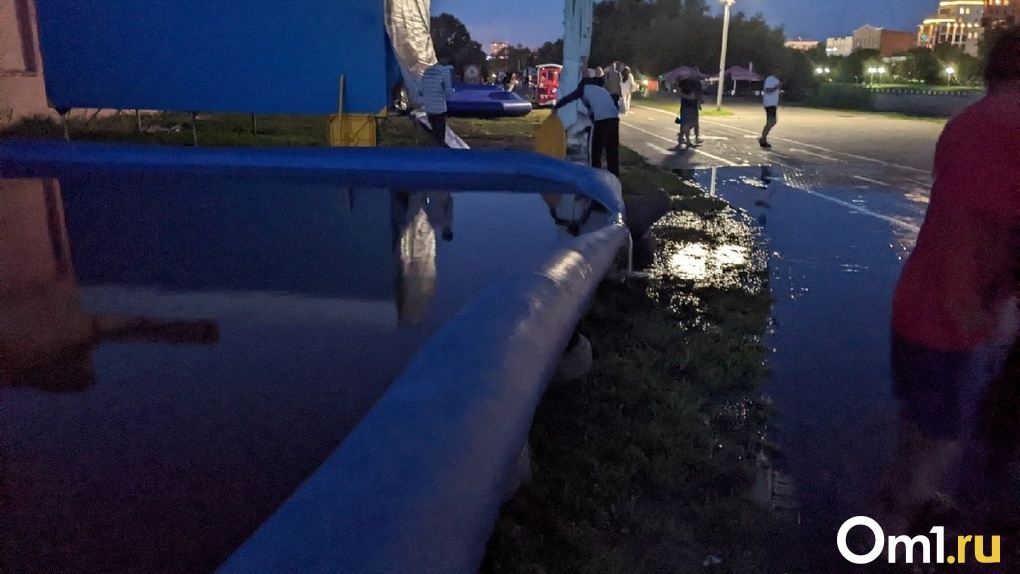 В центре Омска воду из бассейна сливают на пешеходную дорожку
