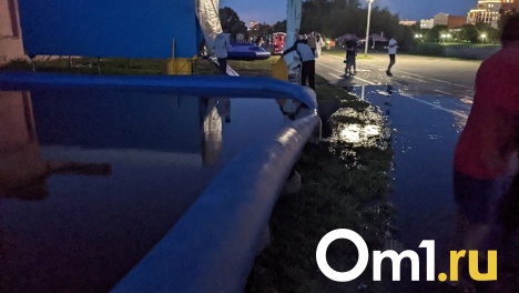 В центре Омска воду из бассейна сливают на пешеходную дорожку