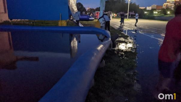 В центре Омска воду из бассейна сливают на пешеходную дорожку