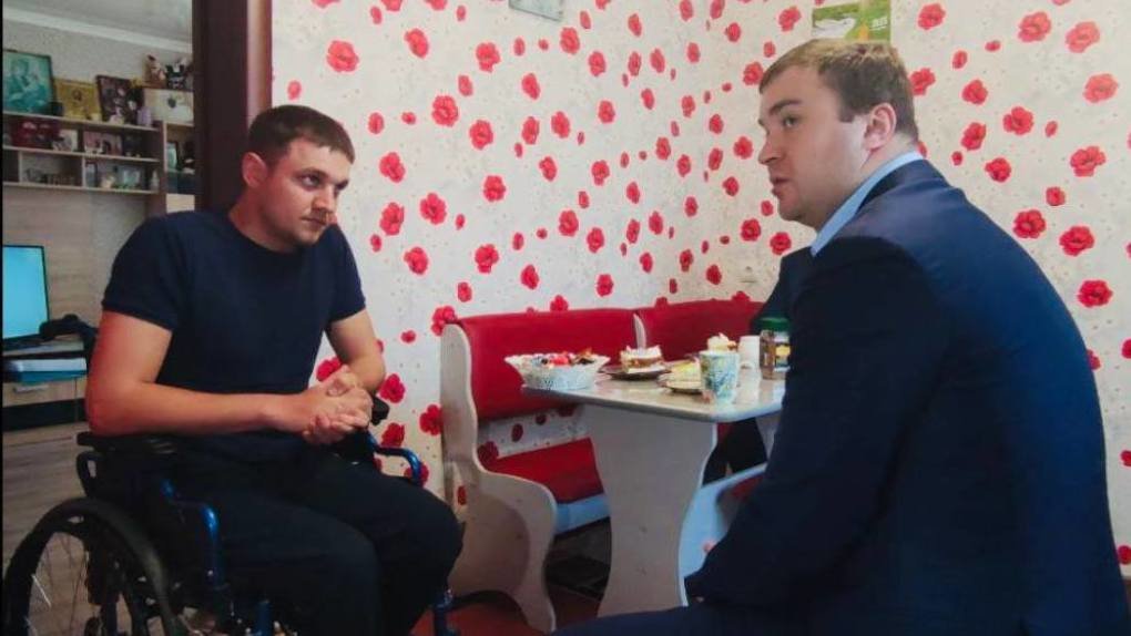 Виталий Хоценко навестил омского бойца, который был тяжело ранен на СВО
