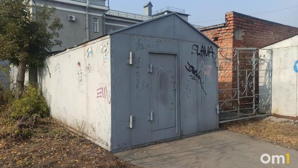В Омске выносят самовольно установленные гаражи