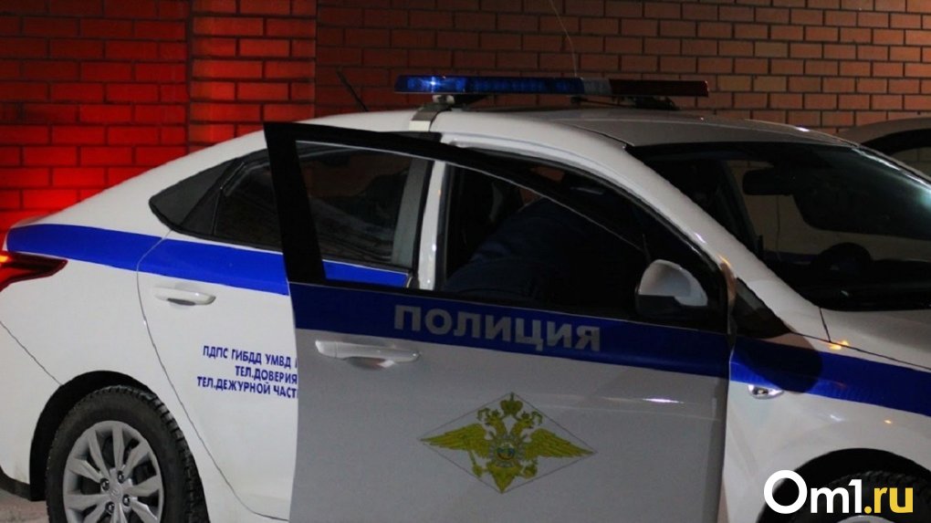 В Омске на улице Гашека автомобиль расплющило об столб