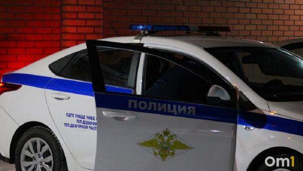 В Омске на улице Гашека автомобиль расплющило об столб