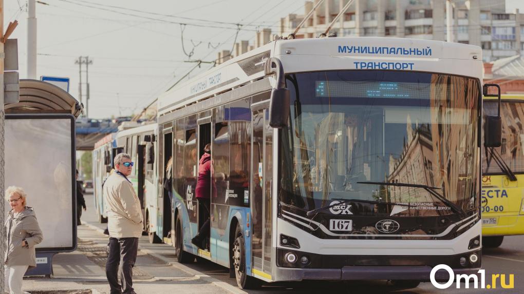 Проезд в автобусах и троллейбусах в Омске подорожает на 10 рублей