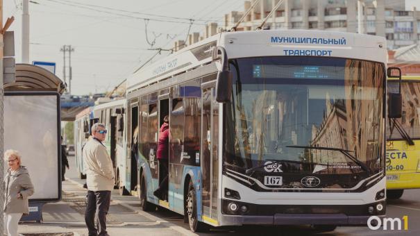 Проезд в автобусах и троллейбусах в Омске подорожает на 10 рублей