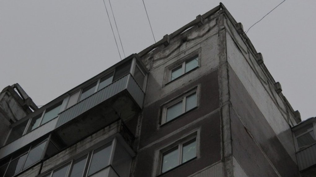 В Новосибирске под окнами жилого дома подрались мужчины на глазах у толпы