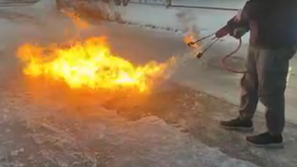 В Новосибирске депутаты горсовета использовали огнемёт против гололёда