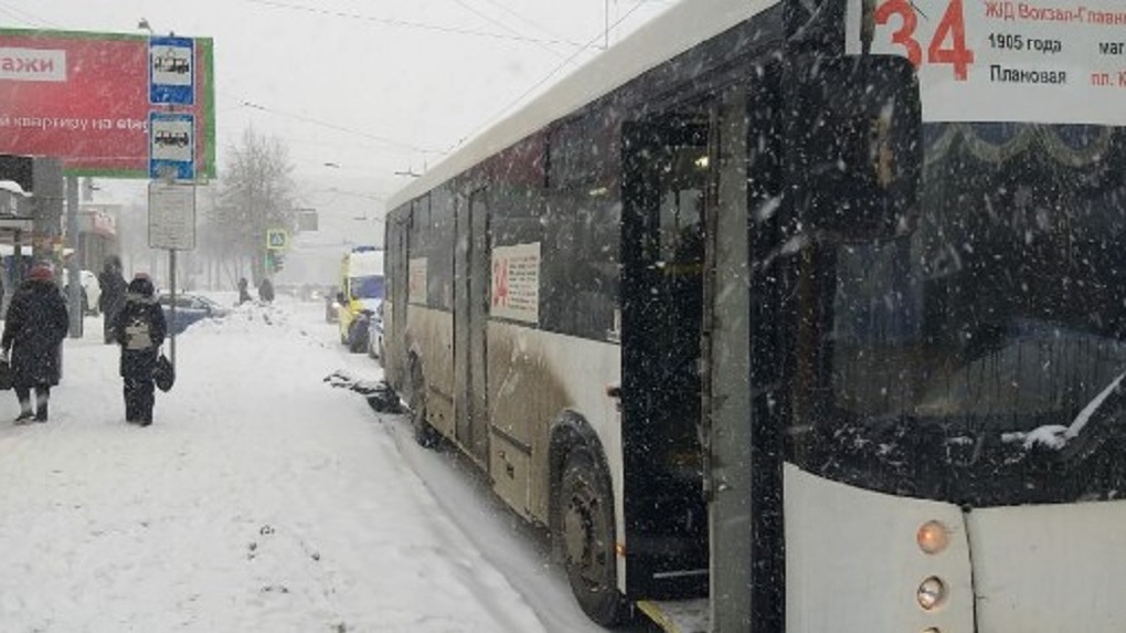 Пассажирский автобус насмерть сбил пешехода в Новосибирске