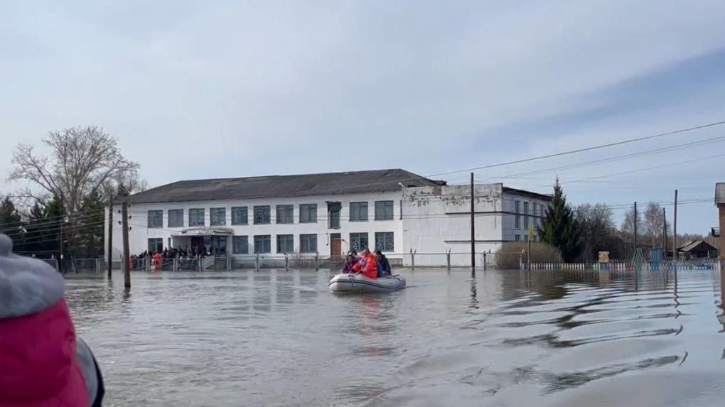 Из-за паводка жителей села на севере Омской области эвакуируют катерами