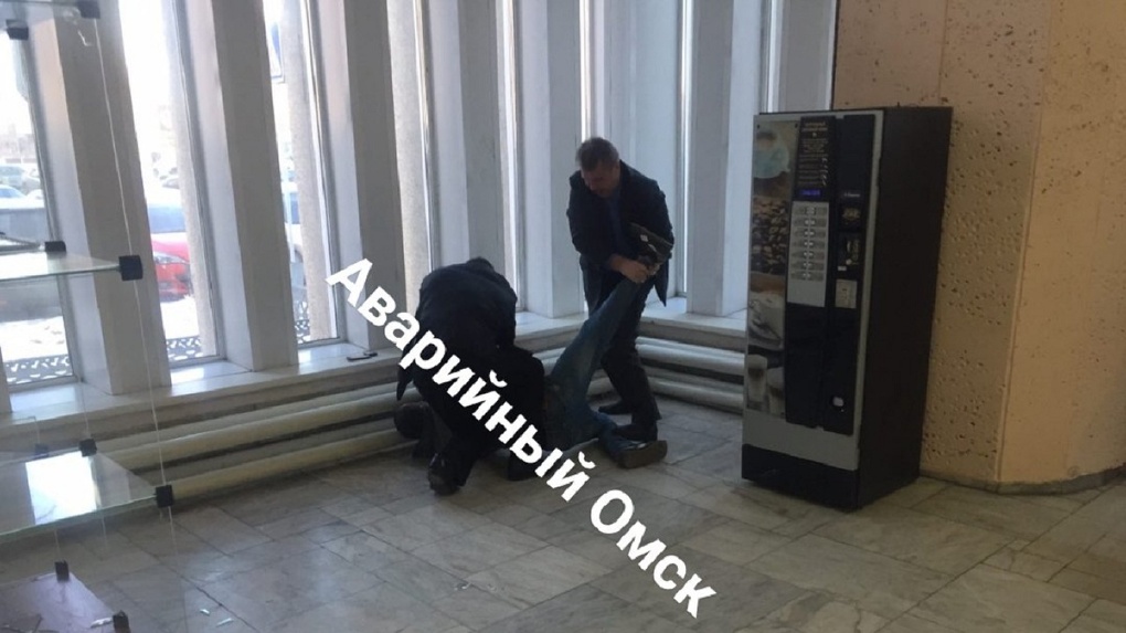 Омича, ворвавшегося в здание Минэкономики, привлекли за мелкое хулиганство