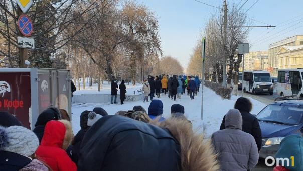Эвакуация в центре Омска: учащихся Казачьего института попросили экстренно покинуть здание — ФОТО
