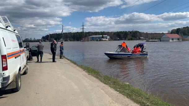 На севере Омской области начало топить дороги в Тевризском районе
