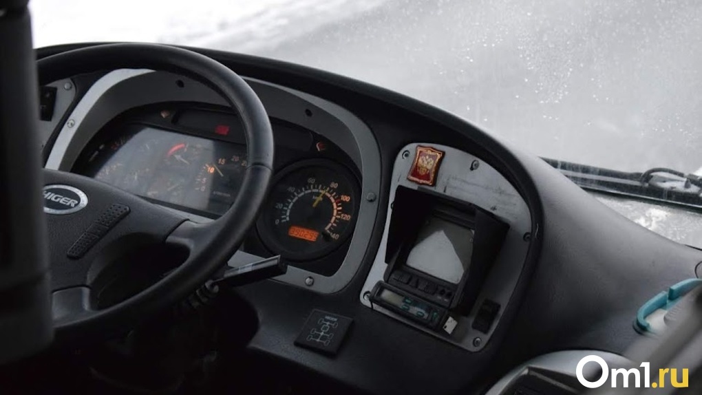 Под Новосибирском кондуктор высадил подростка из автобуса на мороз из-за желания расплатиться картой