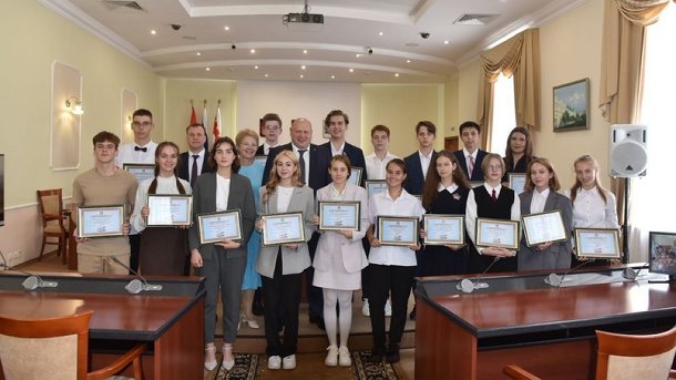 Шелест вручил омским школьникам именные стипендии