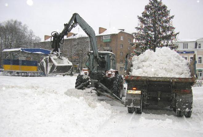 Всем миром: на помощь мэрии в уборке снега пришли омские предприятия