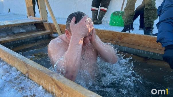 Кому из новосибирцев опасно окунаться в прорубь на Крещение? Комментарий врача