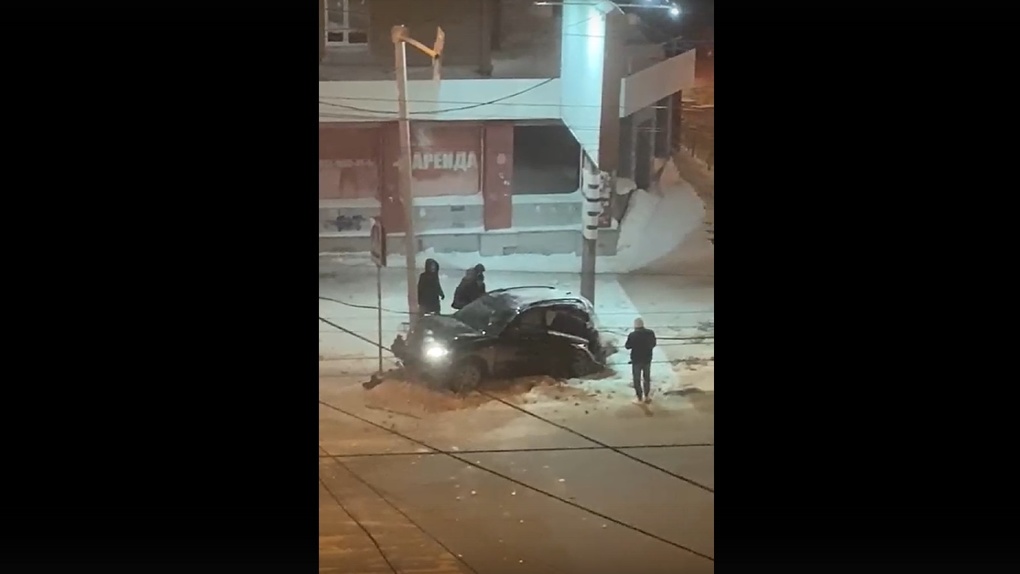 Влетела в столб после аварии: два автомобиля столкнулись в Новосибирске. ВИДЕО