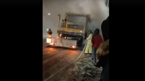 Рано утром под Омском загорелся грузовик