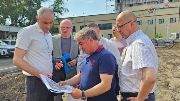 Работы по графику: в Омске проверили благоустройство Городского сада