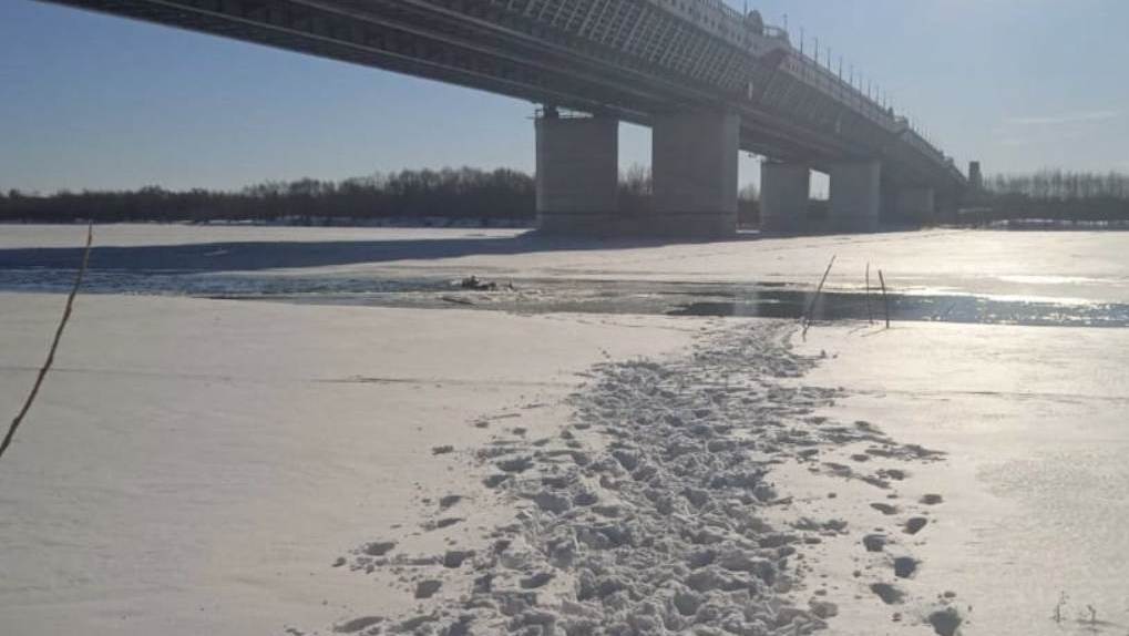 «Скорую готовь!»: появилось жуткое видео, как спасали омича из ледяной воды в Иртыше