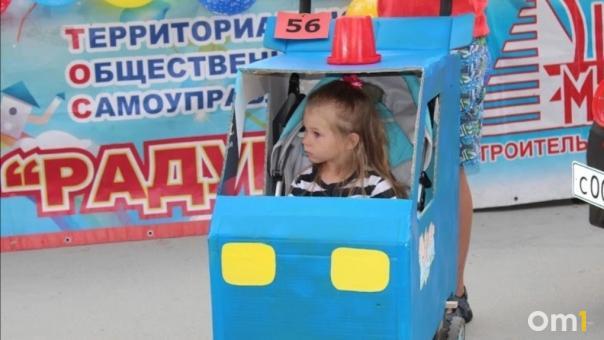 В Новосибирске мать заперла в автомобиле годовалую девочку