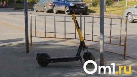 В центре Омска сбили двух девушек на одном самокате