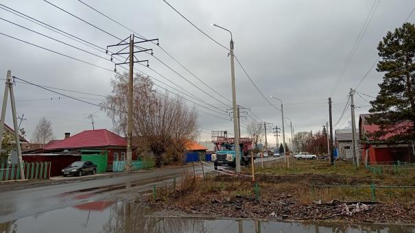 Специалисты «Омскэлектро» проложили новую линию наружного освещения на Московке