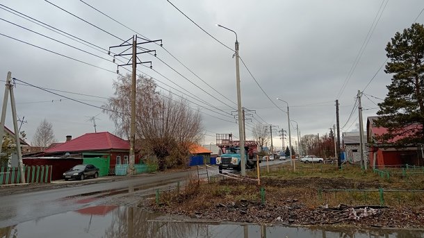 Специалисты «Омскэлектро» проложили новую линию наружного освещения на Московке