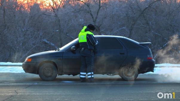 Омич пытался избежать штрафа, оставив 1 000 рублей в машине ДПС