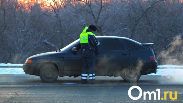 Омич пытался избежать штрафа, оставив 1 000 рублей в машине ДПС