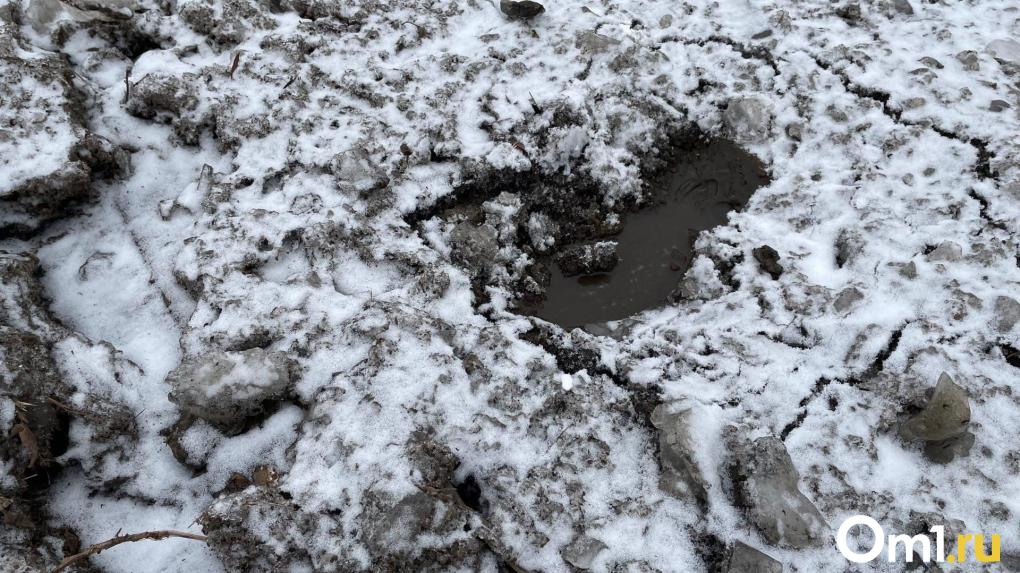 Из-за прорыва воды на окраине Омска возник снежный каньон