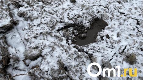 Из-за прорыва воды на окраине Омска возник снежный каньон