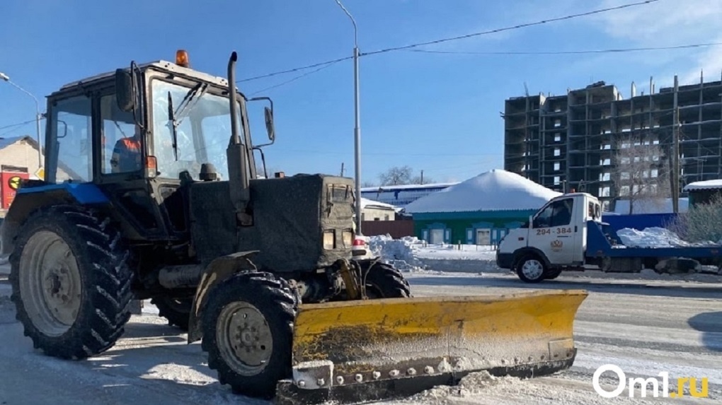 После мокрого снега в Новосибирске посыпали дороги новым реагентом