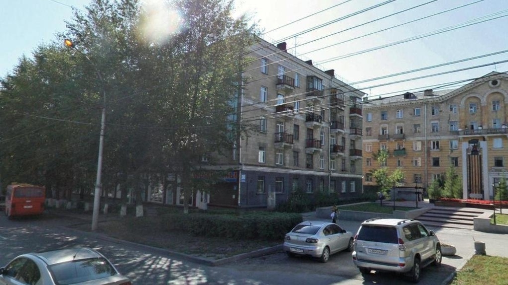 Жителей многоквартирного дома эвакуировали из-за трещины в фундаменте в Новосибирске