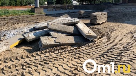В Омске КАМАЗ протаранил бетонные блоки в центре дороги