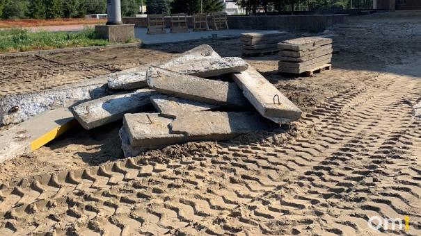 В Омске КАМАЗ протаранил бетонные блоки в центре дороги