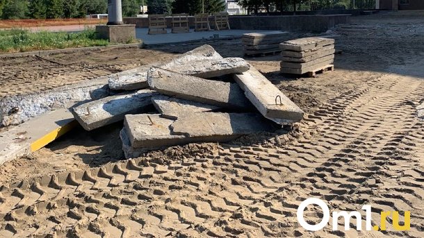 В Омске КАМАЗ протаранил бетонные блоки в центре дороги