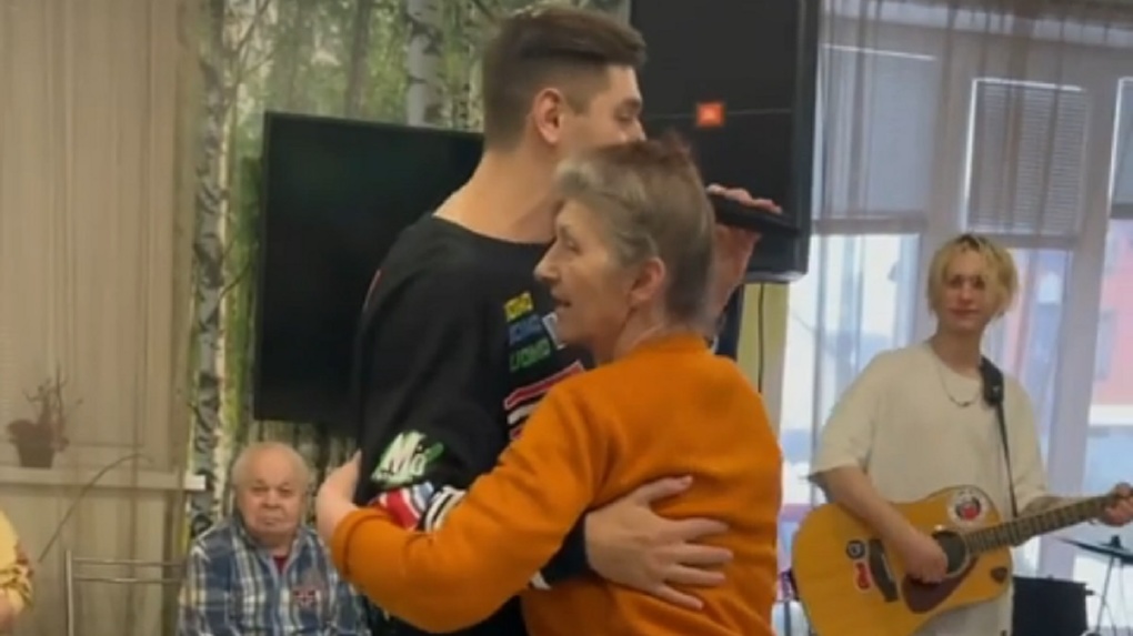 Видео до слёз: экс-жених Ольги Бузовой из Новосибирска засыпал пенсионеров цветами и подарками