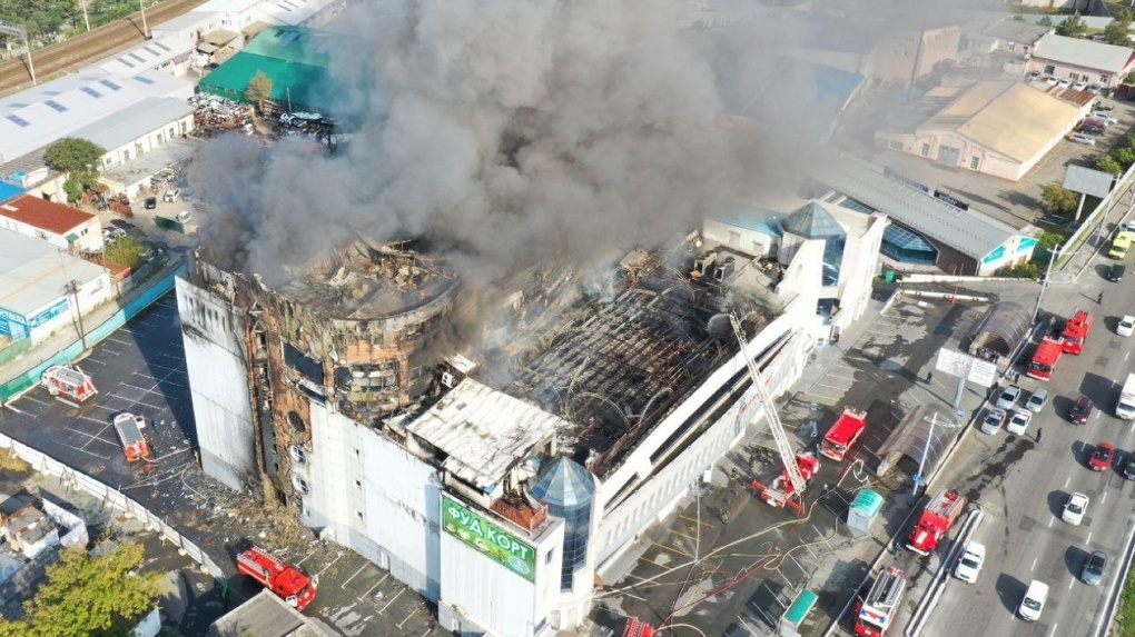 Из-за взрыва баллона с газом во Владивостоке загорелся торговый центр