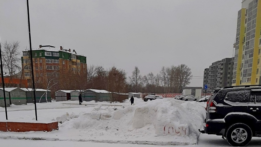 В Омске неизвестные разгромили снежный городок, который сделали пожарные — ФОТО